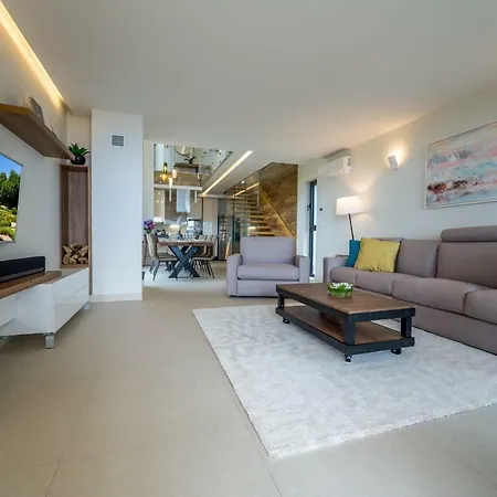 Altavista - Seaview & Relax With Heated Pool & Minigolf Opatija